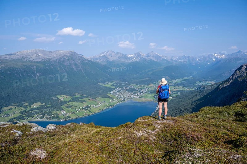 Hiker on the Romsdalseggen hike