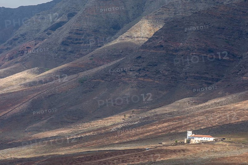 Villa Winter in the rocky cliffs of Cofete