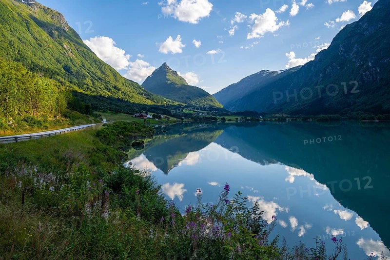 Lake Bergheimsvatnet and mountains