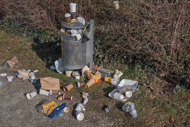 Overfilled litter bin