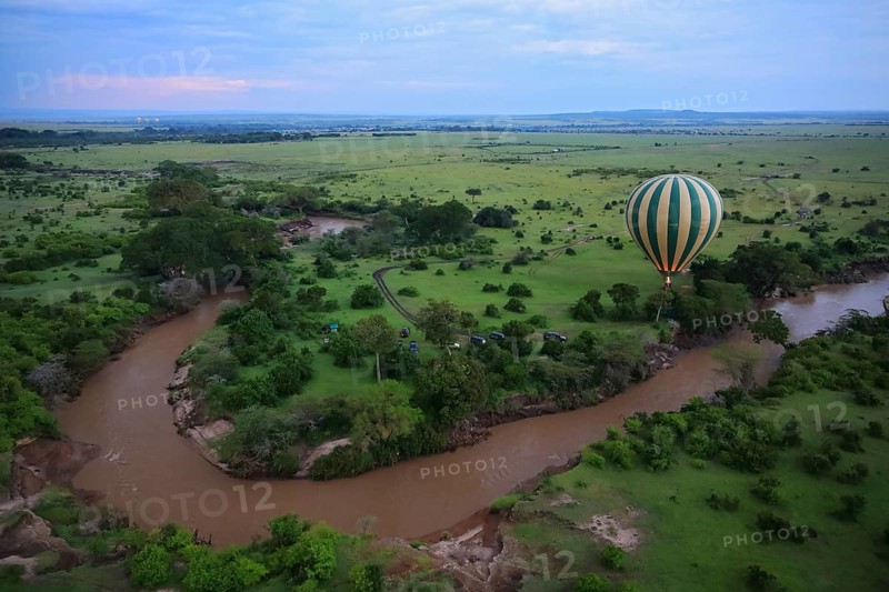 Hot air balloon over Mara River