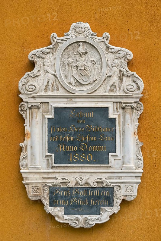 Commemorative plaque on the Lenbachhaus
