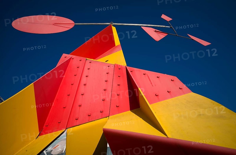 Sculpture crinkly avec disque rouge by Alexander Calder