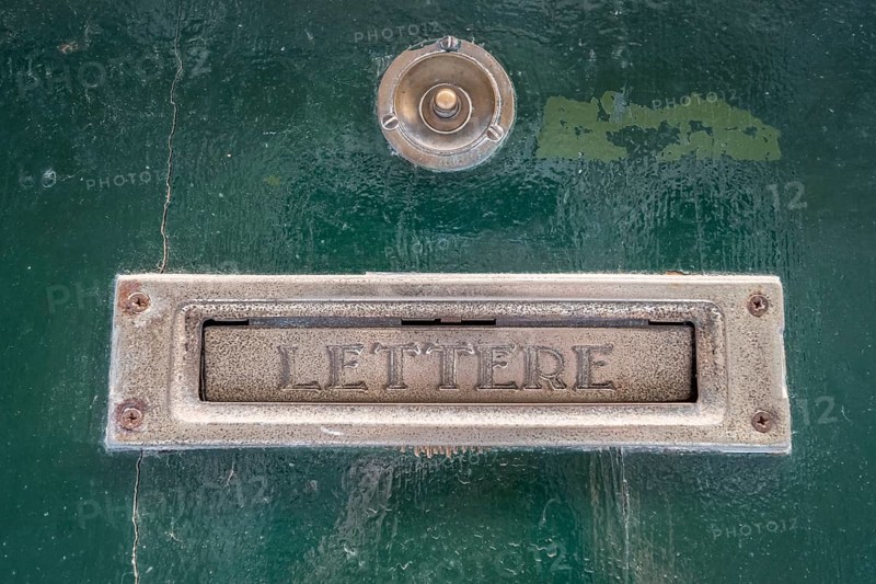 Bell and letter slot with inscription Lettere on house wall