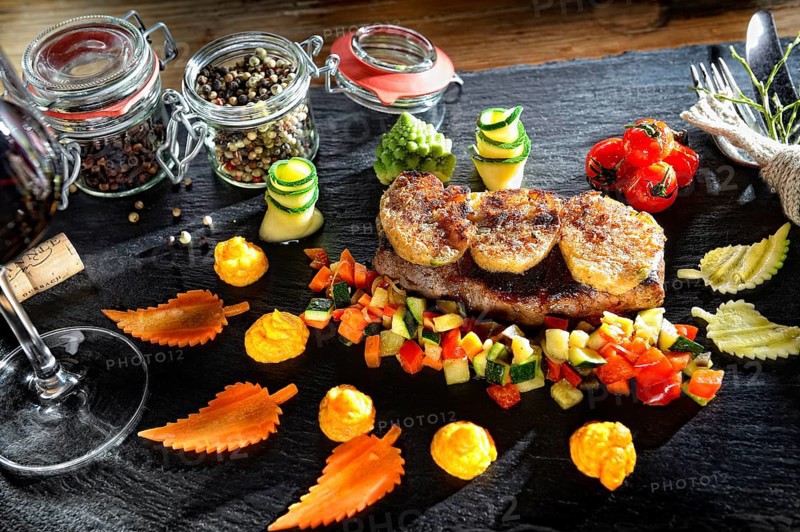 Rump steak with crust and vegetables