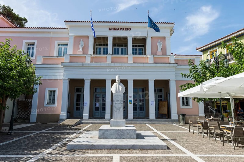 Town square of Karlovasi
