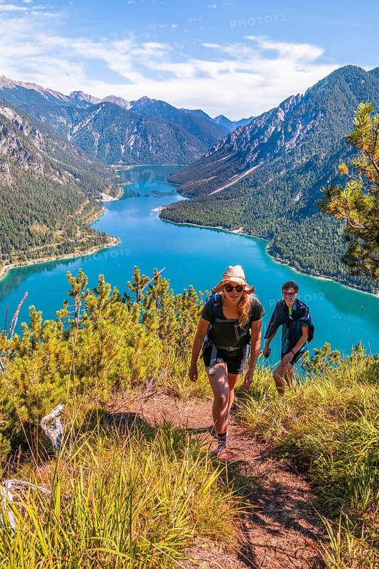 Two hikers hiking at Plansee