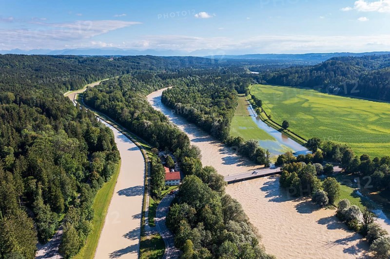 Isarwerkkanal and bridge over Isar at high water