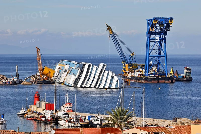 Salvage work on wrecked cruise ship