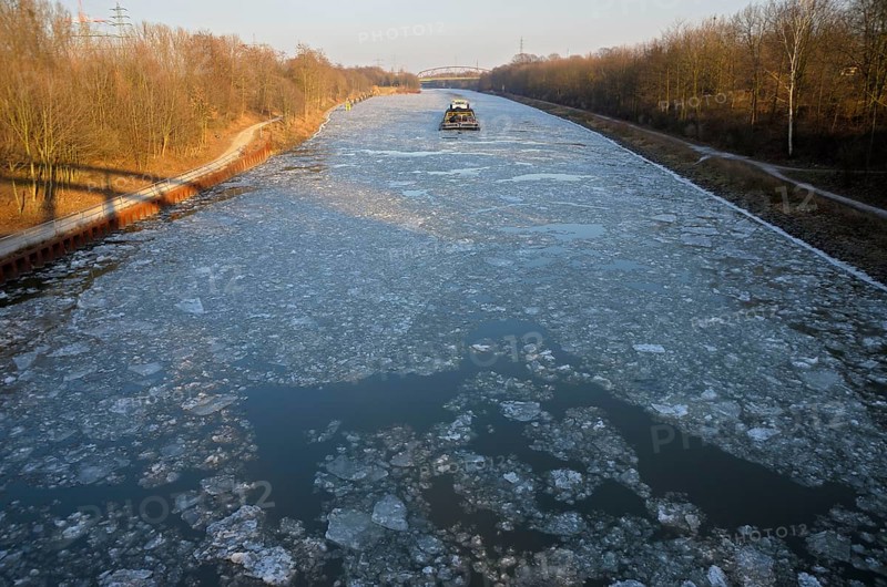 Rhine-Herne-Canal with ice floes