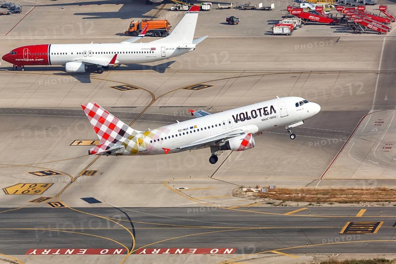 A Volotea Airbus A319 with the registration EC-MUX takes off from the airport in Palma de Majorca