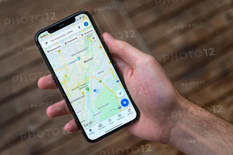 Hand haelt iPhone 11 Pro mit Google Maps App