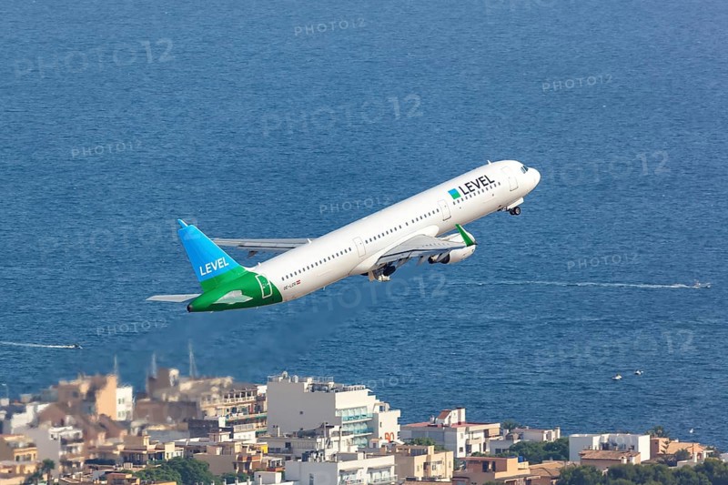A Level Airbus A321 with the registration OE-LCR takes off from Palma de Majorca Airport