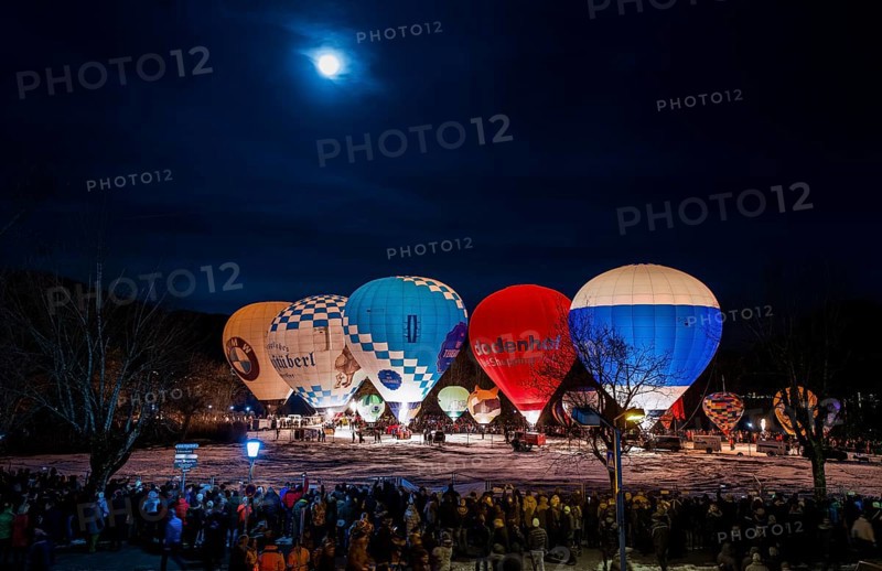 Balloon lights on the lakeside during the Montgolfiade 2020 in Bad Wiessee