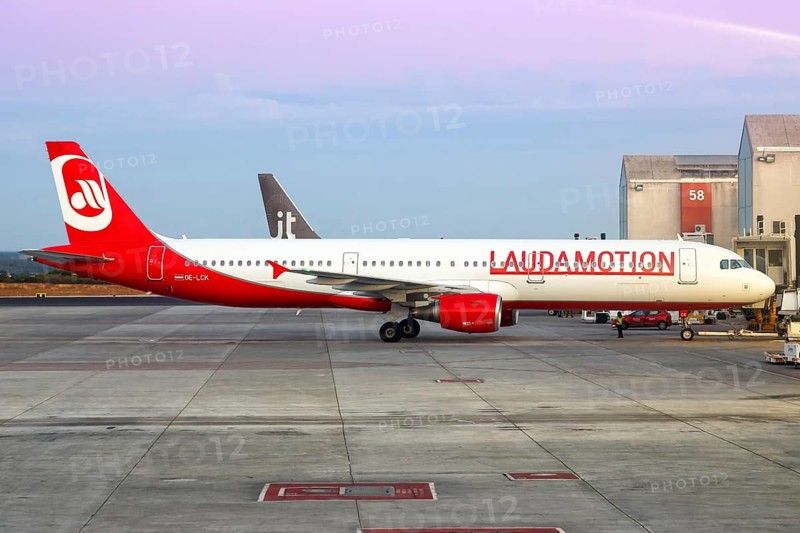 A Laudamotion Airbus A321 with the registration number OE-LCK at the airport in Palma de Majorca