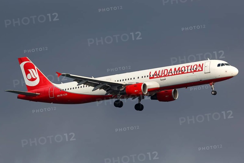 A Laudamotion Airbus A321 with registration number OE-LCG lands at Palma de Majorca Airport