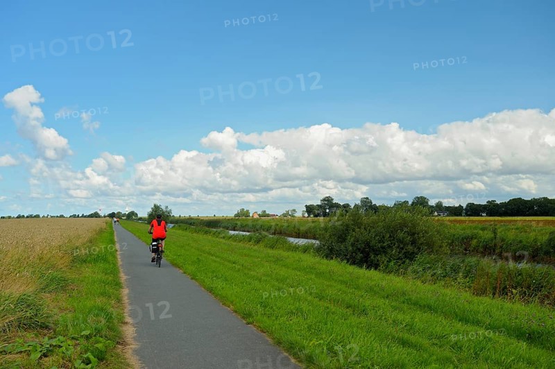 Cycle path along the Hadelner Canal