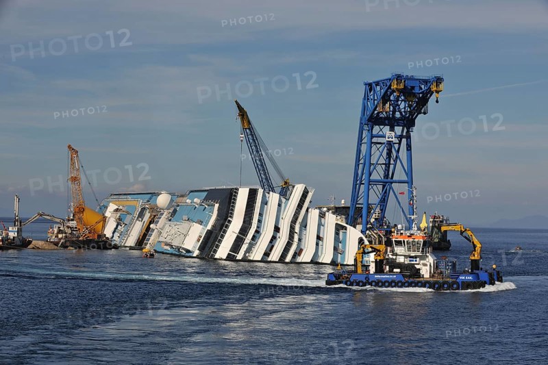 Salvage work on wrecked cruise ship