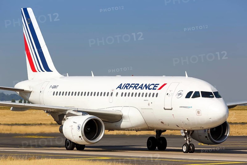An Air France Airbus A319 with the registration F-GRHT at Charles de Gaulle Airport