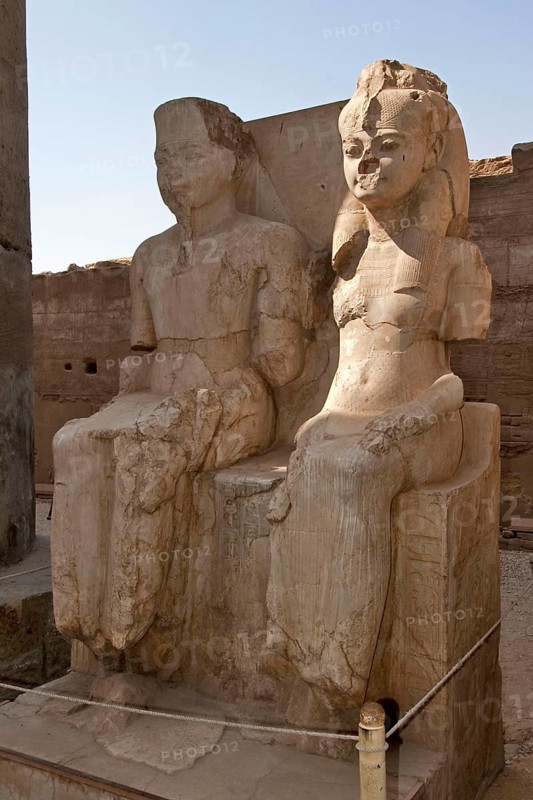 Pharaoh Tutankhamun and woman Queen Anchesenamun