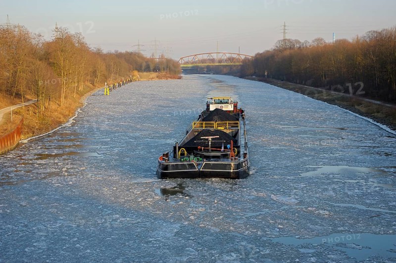 Rhine-Herne-Canal with ice floes
