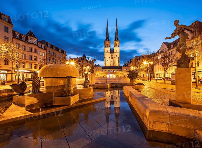 The Goebel Fountain at the Hallmarkt with the Market Church of Our Lady