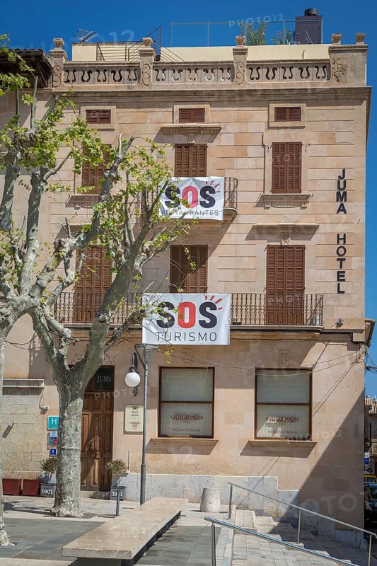 Closed hotel in Pollenca with banner SOS Turismo