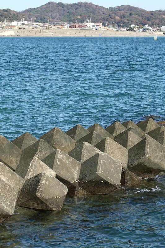 Betonwuerfel als Buhnen im Meer