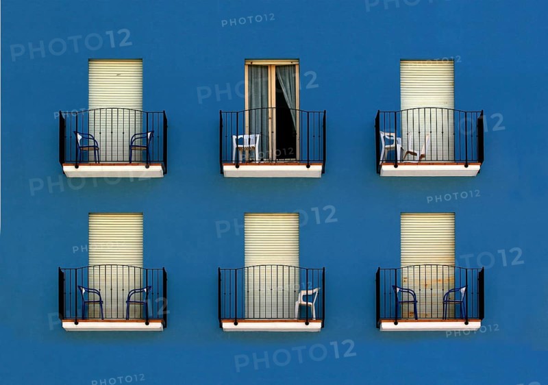 Fassade eines Gebaeudes mit sechs Balkonen