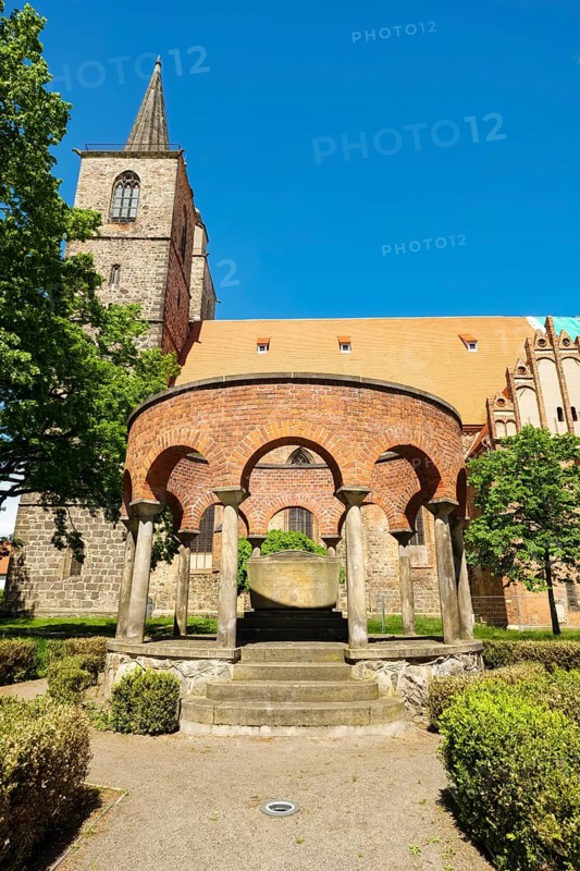 Soldier's memorial in front of the town church St. Nikolai