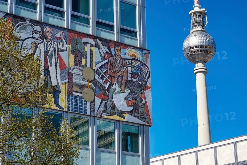 Frieze by Walter Womacka on the Haus des Lehrers