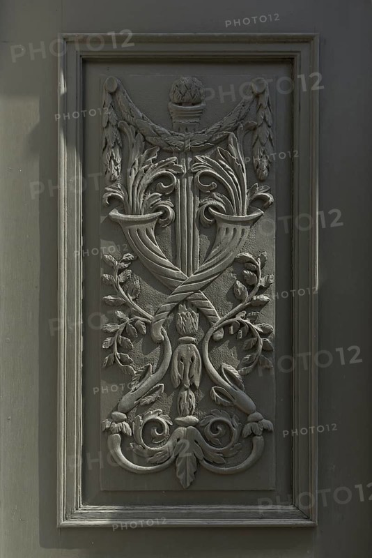 Floral carving element of the entrance door of the synagogue