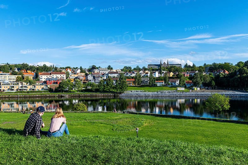 Couple sitting on the shores of the Nidelva