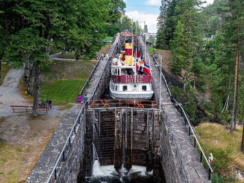 Tourist boat in the Vrangfoss locks