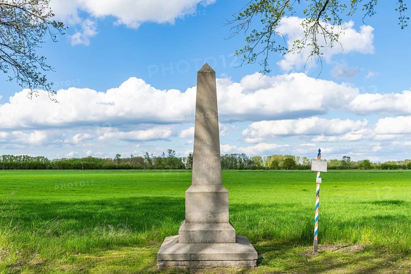Postal column and milestone at the Alte Hamburger Poststrasse between Hamburg and Berlin