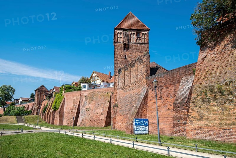Historic city wall with Elbtor