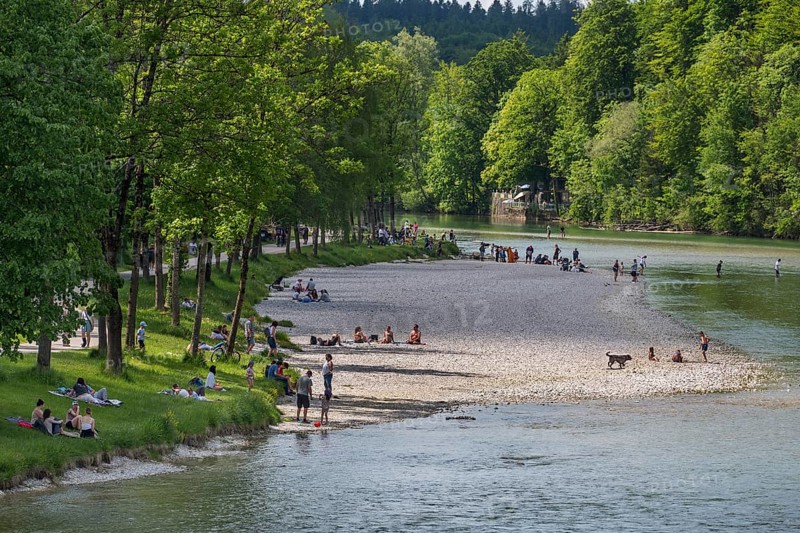 Isar bank with people and dogs