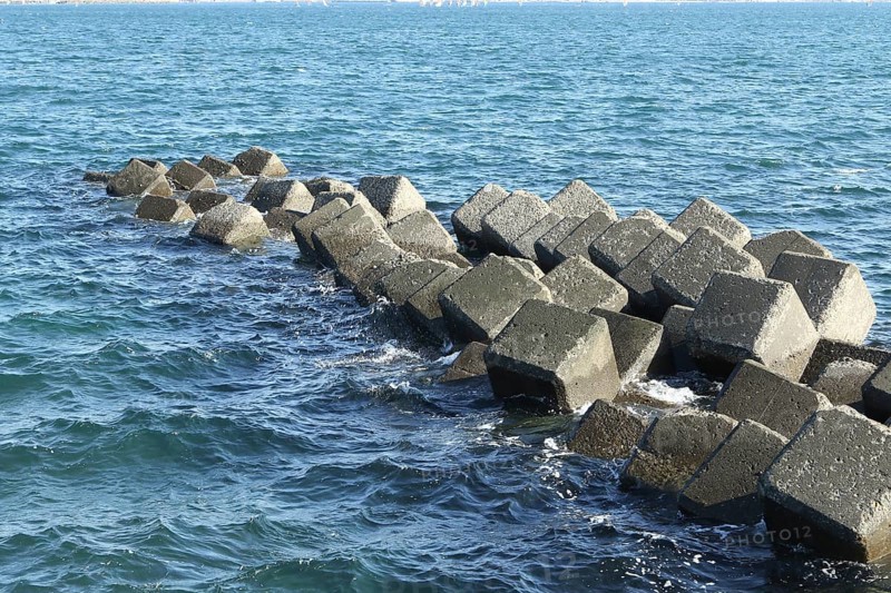 Betonwuerfel als Buhnen im Meer