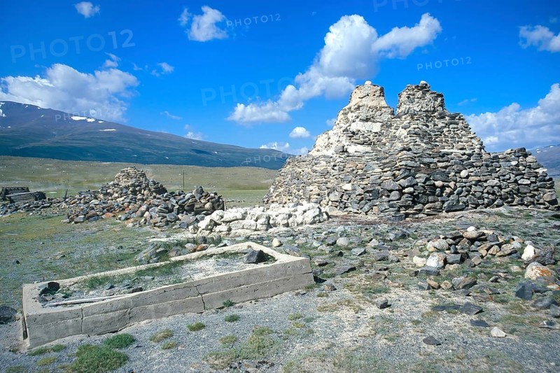 Holdbai clan's deserted cemetery