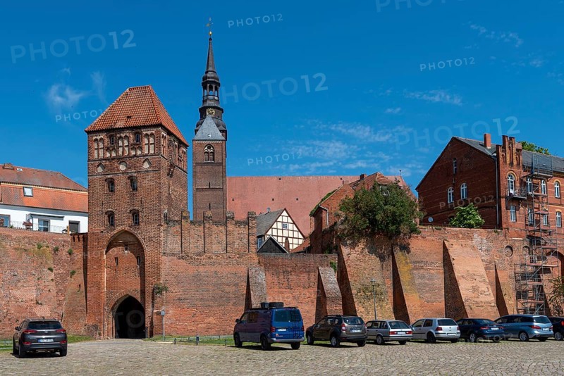 Historic city wall with Elbtor
