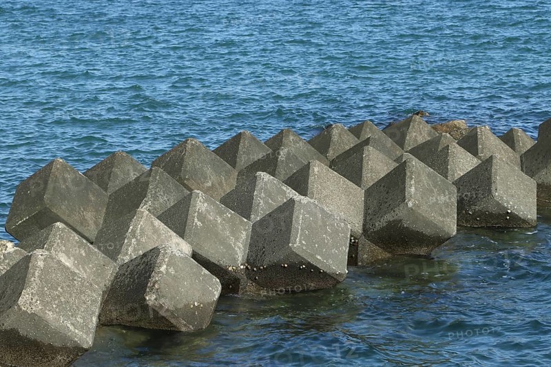 Betonwuerfel als Buhnen im Meer