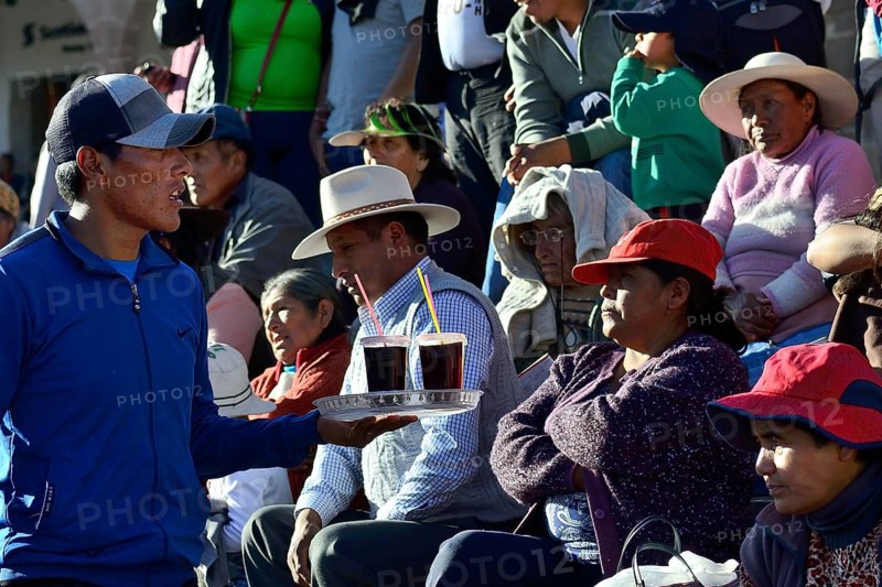 Drink vendors and spectators at the parade on the eve of Inti Raymi