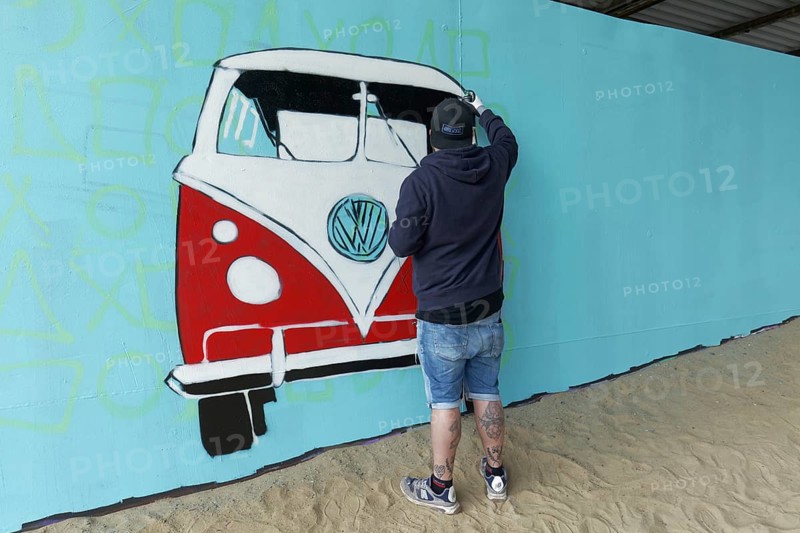 Graffitimaler sprays VW bus