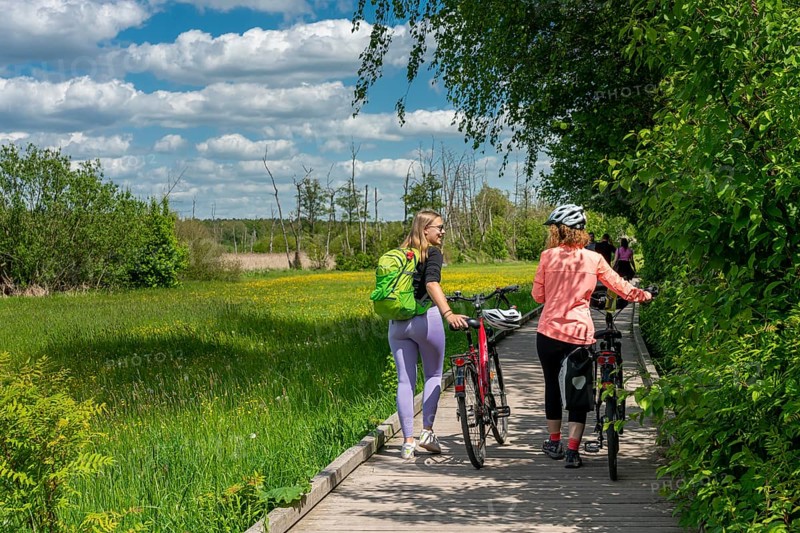 Girlfriends on a bike ride in the north of Berlin