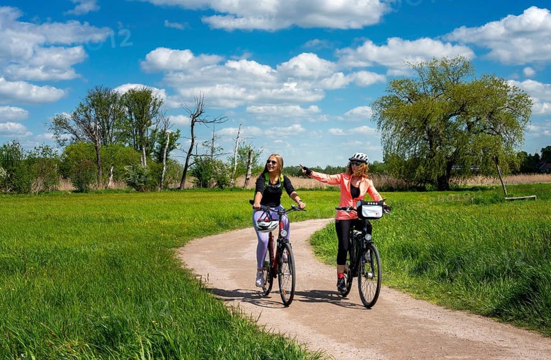 Girlfriends on a bike ride in the north of Berlin