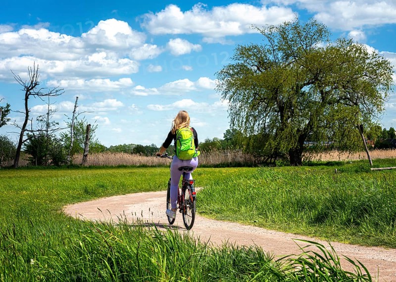 Girlfriends on a bike ride in the north of Berlin