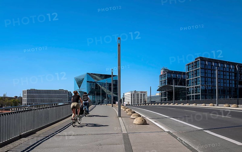 The Hugo Preuss Bridge at the main station in Berlin