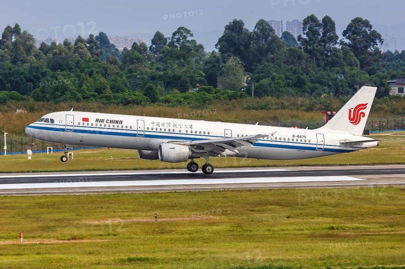 An Air China Airbus A321 aircraft with registration number B-6675 at Chengdu Airport
