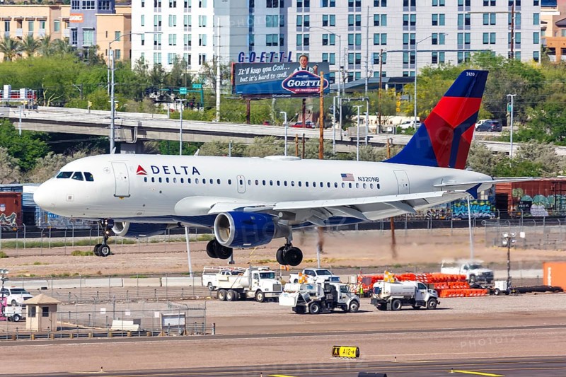 An Airbus A319 aircraft of Delta Air Lines with registration N320NB at Phoenix Airport