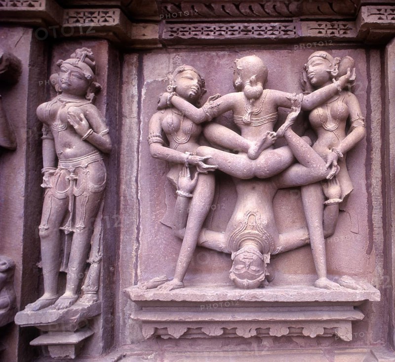 Erotic images on the exterior of the kandariya
